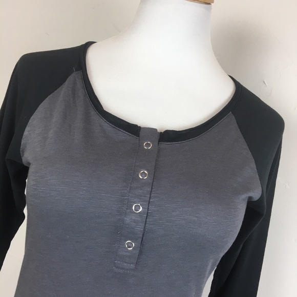 Fabletics 3/4 sleeve two-tone snap front top - Picture 6 of 8